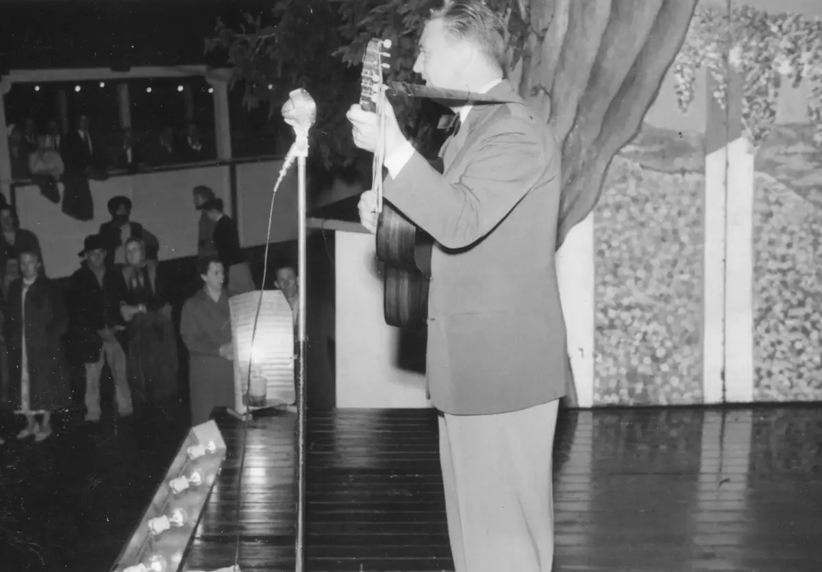 Turinge marknad 1956. Lördagskvällens underhållning med gitarrspel och sång.