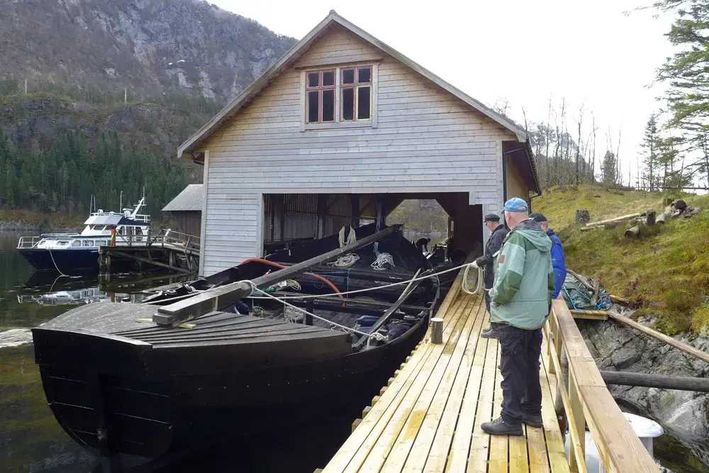 Sjøsetjing av båten frå Skutenaustet.