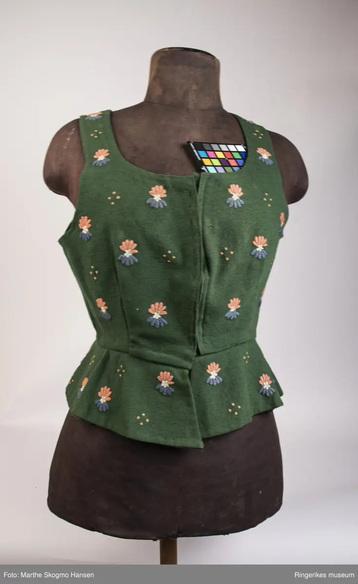 store kromblad (blomster) spredt ut på stoffet; prikker i gruppe på fire