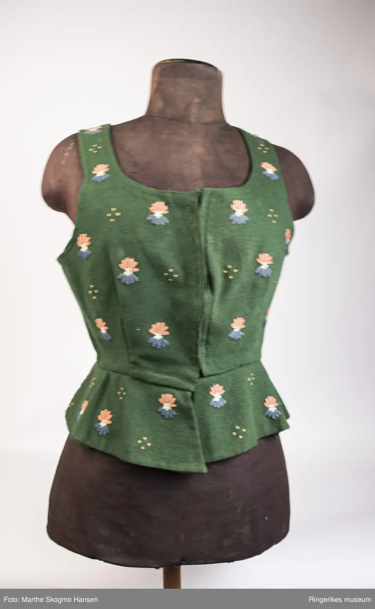 store kromblad (blomster) spredt ut på stoffet; prikker i gruppe på fire