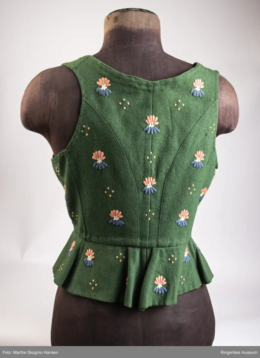 store kromblad (blomster) spredt ut på stoffet; prikker i gruppe på fire