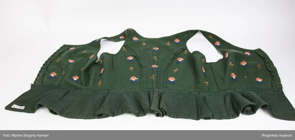 store kromblad (blomster) spredt ut på stoffet; prikker i gruppe på fire