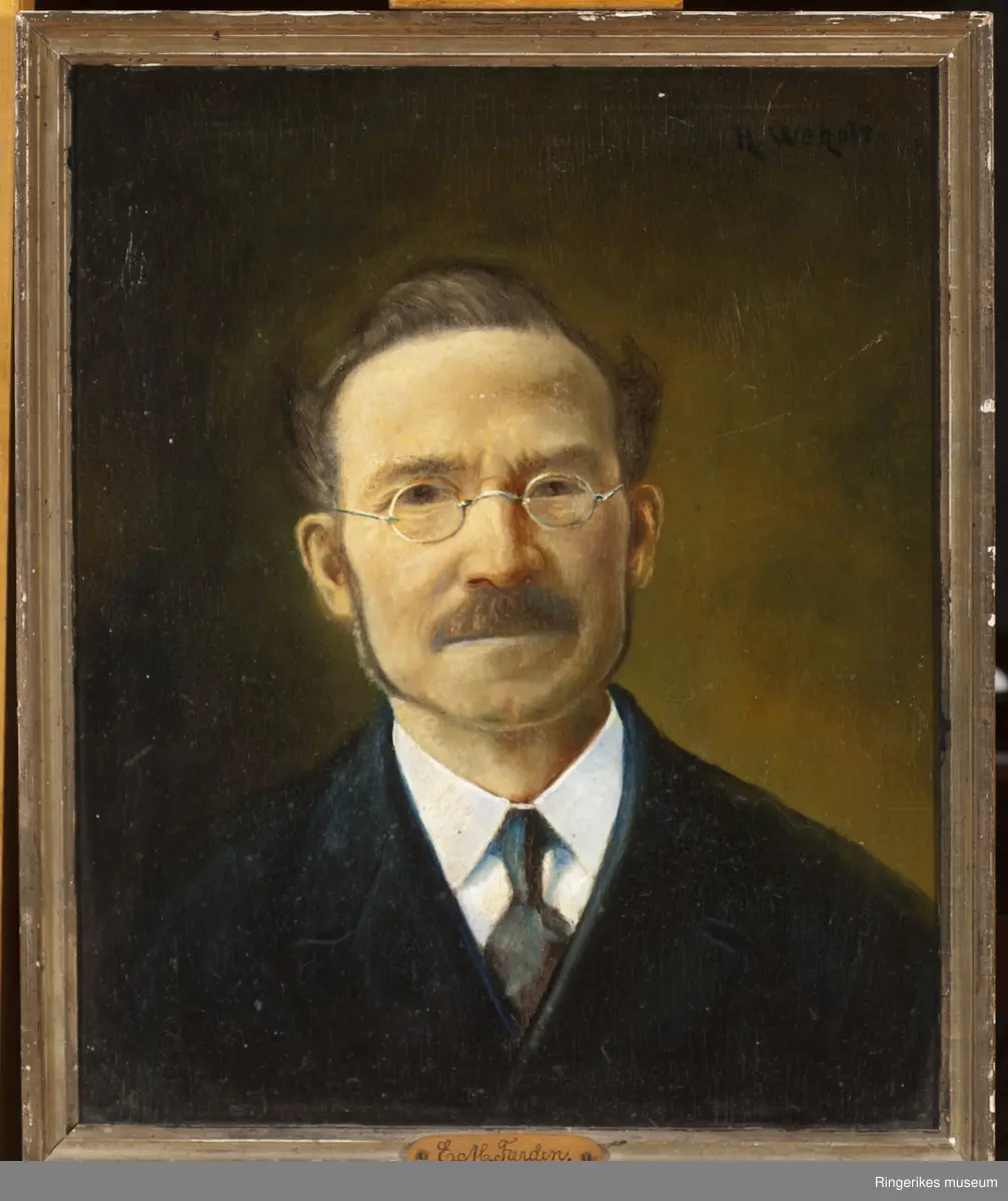 Portrettmaleri av cand theol Engebret Moe Færden (1849 - 1920). Lærer forskjellige steder og senere bestyrer av Buskerud amtsskole, senere Ringerike amtsskole (Ringerike folkehøyskole). Overtok Klækken gård i 1886 og drev denne ved siden av sin lærergjerning fram til sin død. Olje på treplate. 48 X 40 cm. Malt av Hans Weholt og gitt til Ringerikes Museum av han i 1931.