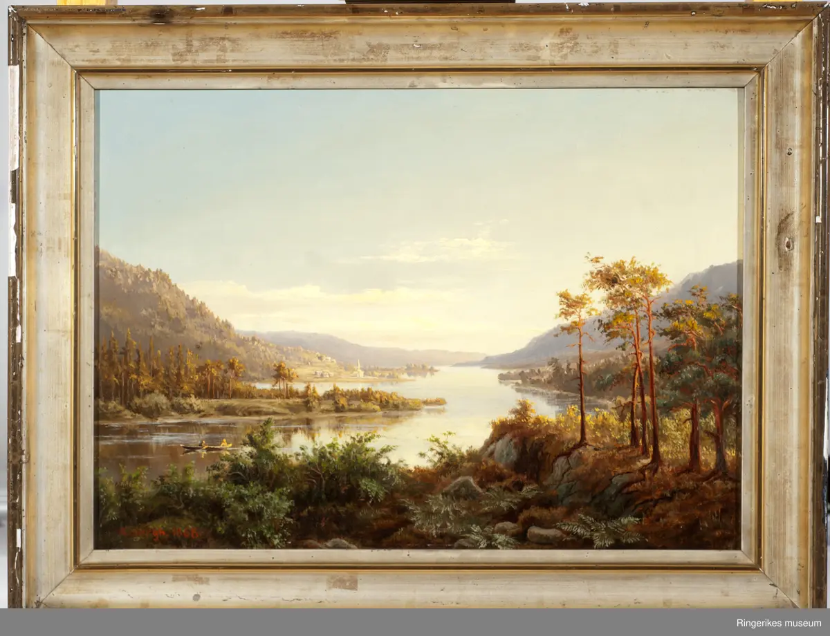 Motivet viser et langstrakt vann med skog på begge sider og muligens snaufjellet i bakgrunnen. På vanner er en liten robåt med to personer. Maleriet er signert A. Bergh. 1868. 
Dette er trolig Anton Mathias Bergh som var både maler og oberstløytnant. Født i Hurum 28 mars 1828 og død i Kristiania 22 juli 1907. Maleriet måler 54 X 41 CM.