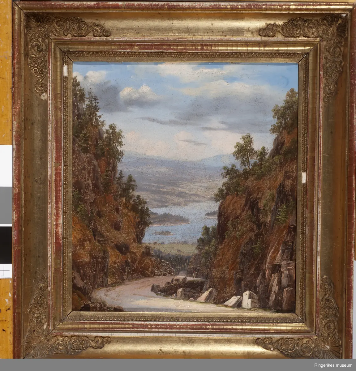 Maleri på treplate. Bak på bildet står det skrevet Krokkleven og Lund 1841. Motivet viser åpenbart Krokkleiva, sett mot Steinsfjorden. Maleriet måler 36 X 39 cm. Maleren kan da være Bernt Lund, maler, offiser og ingeniør. Født i Solør 14 juli 1812 og død i Kristiania 30 oktober 1885.