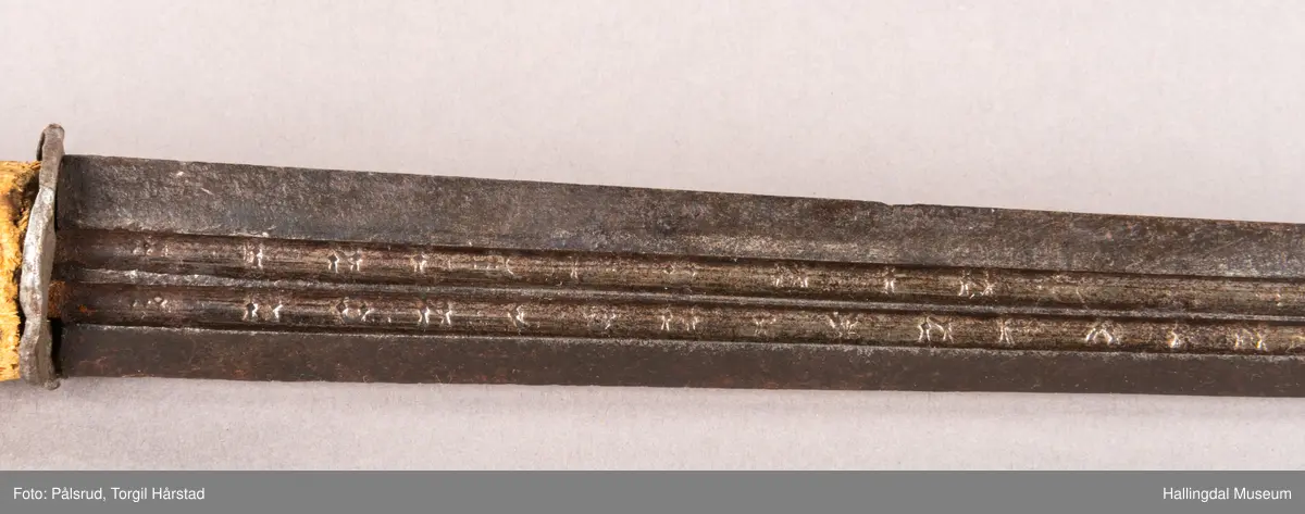 En stilett, eller dolk, fra Spania, fra 1600 tallet. Antatt omsmidd og senere påsatt et grovt håndtak i tre. 
Dette stilettbladet er antagelig laget av eller i verkstedet til Juan Martinez i Toledo, Spania. 