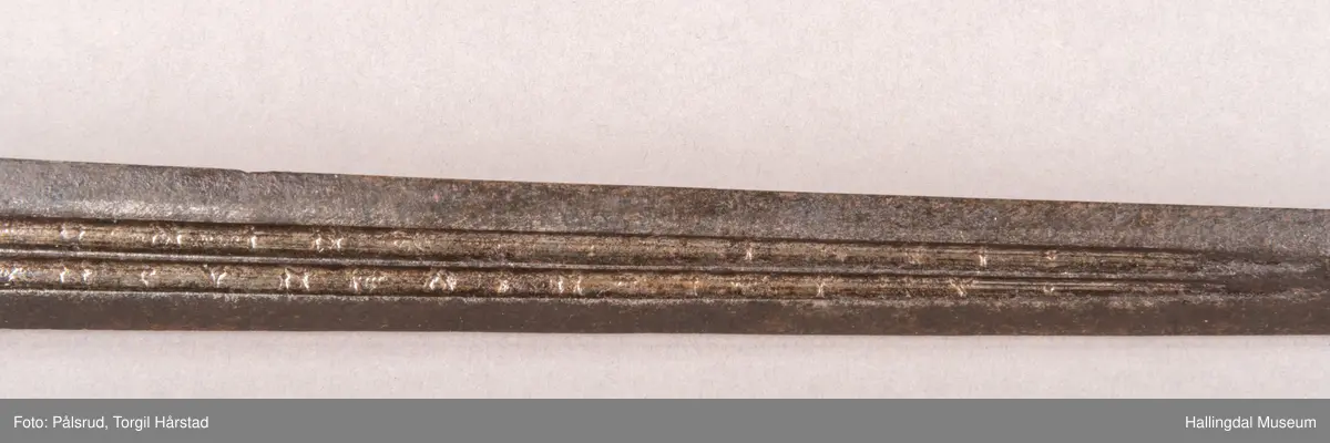 En stilett, eller dolk, fra Spania, fra 1600 tallet. Antatt omsmidd og senere påsatt et grovt håndtak i tre. 
Dette stilettbladet er antagelig laget av eller i verkstedet til Juan Martinez i Toledo, Spania. 