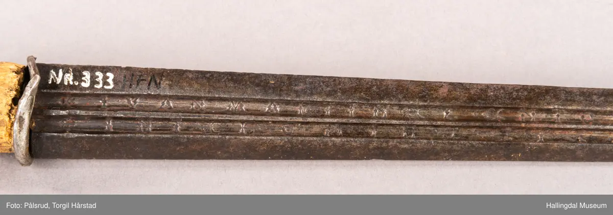 En stilett, eller dolk, fra Spania, fra 1600 tallet. Antatt omsmidd og senere påsatt et grovt håndtak i tre. 
Dette stilettbladet er antagelig laget av eller i verkstedet til Juan Martinez i Toledo, Spania. 