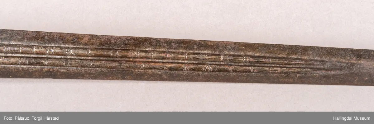 En stilett, eller dolk, fra Spania, fra 1600 tallet. Antatt omsmidd og senere påsatt et grovt håndtak i tre. 
Dette stilettbladet er antagelig laget av eller i verkstedet til Juan Martinez i Toledo, Spania. 