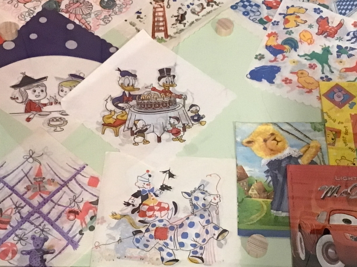 Samling med servietter. Ein serviett er ein liten duk av stoff eller papir. Samlinga består av tre øskjer som inneheld servietter med ulik storleik og motiv. Serviettar har vore i sporadisk bruk sida antikken, først som stoffservietter, då brukt av overklassen og gjerne vart same servietten brukt av fleire kring bordet.
