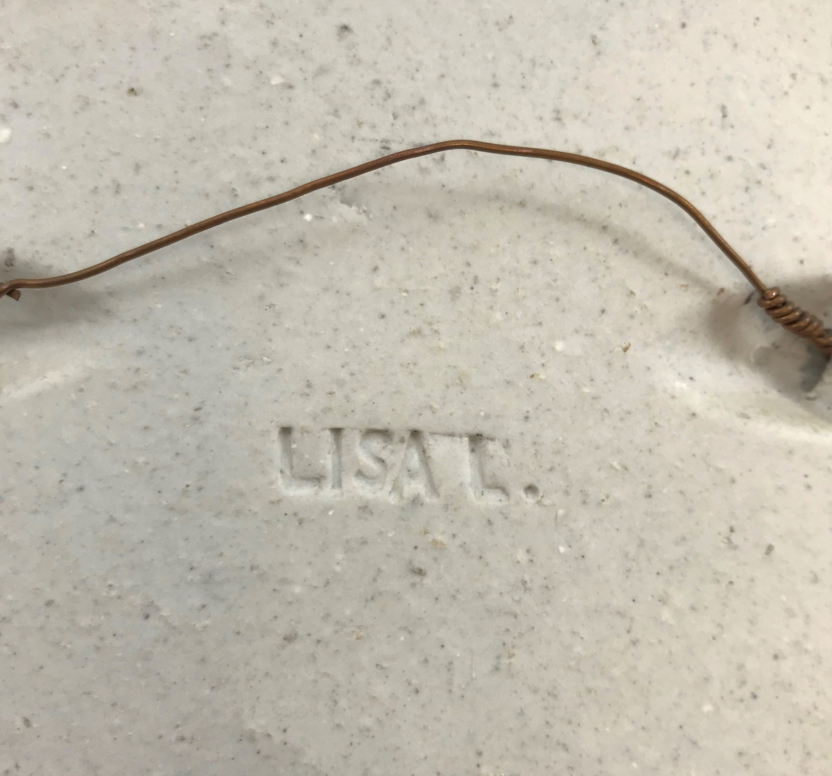 Lisa Larson, väggrelief i form av fågel, stengods med vit, gul, mörkgrön och svart glasyr. Gustavsbergs porslinsfabrik, 1963.