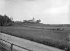 Kättilstad kyrka har tronat från sitt höga läge sedan medeltiden. År 1760 fick kyrkan sitt rådande uttryck. Fotografen passerade 1902.