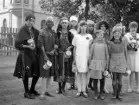 Deltagande barn vid arrangemanget Barnens Dag samlade för fotografering. Bild från tillställningens nöjesfält invid Linnéskolan i Linköping.