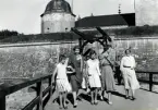 Drottning Ingrid med prinsessor samt fru Wagnsson efter besöket på Kalmar Slott.