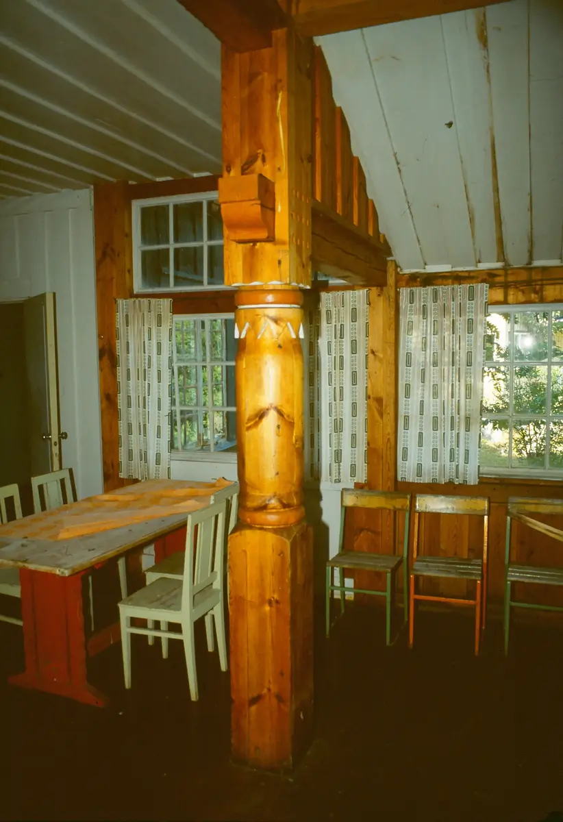Marholmen; LO:s semesterhem för arbetarkvinnor. Grosshandlare Bergs donation 1913. Arkitekt C A Danielsson-Bååk. ; Huvudbyggnaden på Marholmen är byggnadsminne. Den kallas numera även Villa Berg; inte att förväxla med den mindre byggnaden som tidigare kallade Villa Berg men numera heter Grosshandlarvillan. Båda byggnaderna ingår i idag i en större semester- och konferensanläggning.
ASN/2022