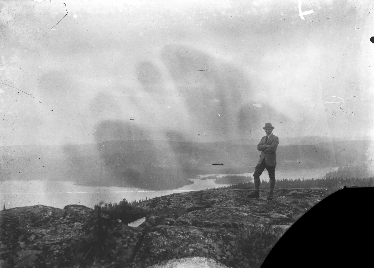 Portrett av mann på fjellet.

Fotosamling etter fotograf og skogsarbeider Ole Romsdalen (f. 23.02.1893).