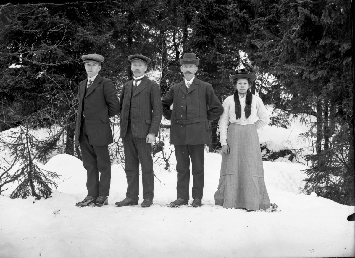 Grupeportrett, tre menn og en kvinne. Søsknene Romsdalen 

Fra venstre: Ole Romsdalen, Peder Romsdalen (Lystjærn), ukjent Romsdalen og Inga Romsdalen 

Fotosamling etter fotograf og skogsarbeider Ole Romsdalen (f. 23.02.1893).