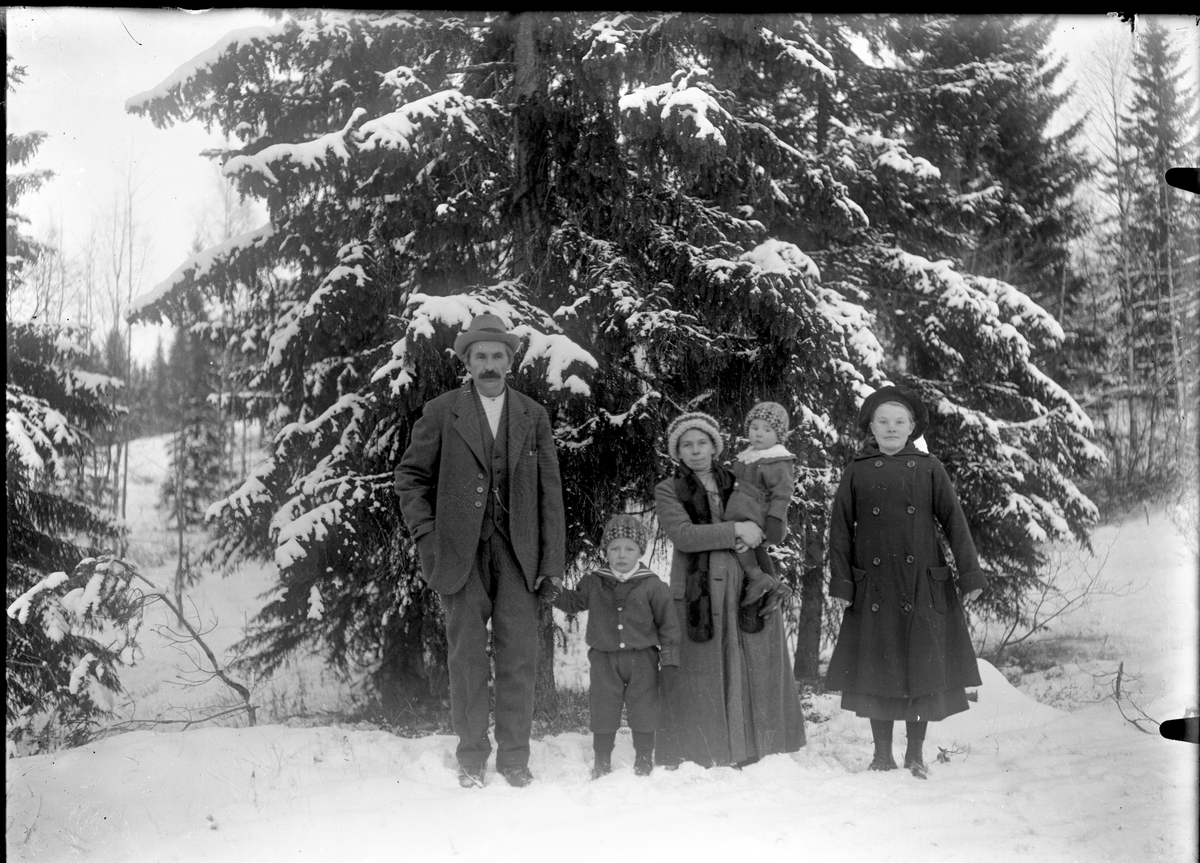 Utendørsportrett av gruppe i skogsterreng.

Fotosamling etter fotograf og skogsarbeider Ole Romsdalen (f. 23.02.1893).