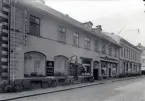 Holmgrens konditori. Fastigheten ägdes av först Frans, sedan Sven Holmgren. De bodde i konditorsvåningen på andra våningen. Sven Holmgren med maka bodde kvar i en lägenhet i gårdshuset till Svens död 1979. Änkan Ebba flyttade då tillbaka till en mindre lägenhet som skapats när den mycket stora konditorsvåningen delades i en femma och en trea. Ebba Holmgren bodde kvar till sin död 1990.