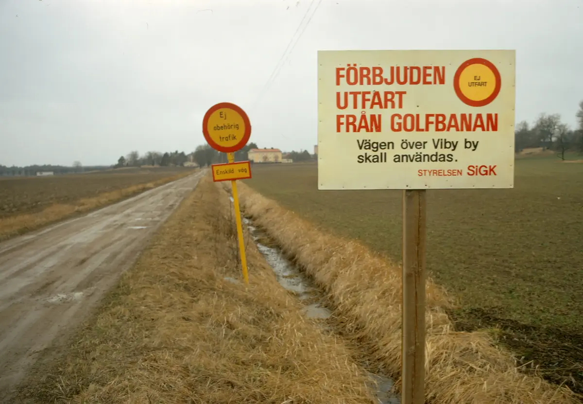 S:t Olof. Vägskyltning söder om Venngarn
Vägskylt lyder: Förbjuden utfart från golfbanan