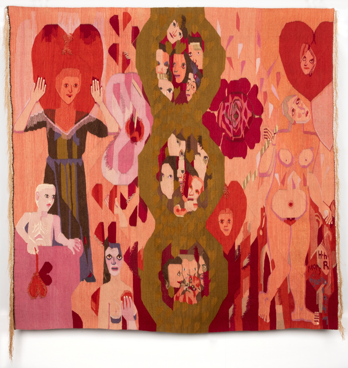 Figurativt og ornamentalt motiv vevd i hovedsakelig røde, rosa og brune fargetoner (ulltrådene farget med blant annet krapp og cochenille). Motivet er holdt i flaten med kun overlapping som uttrykk for romlighet. Det inneholder en rekke menneskefigurer (hel- og halvfigur) og hoder, hjerte- og blomsterformer. Komposisjonen har en vertikal tredeling. Et narrativ som omhandler kjærlighet, sorg og omsorg antydes, og kan leses fra venstre mot høyre: En kjolekledd, smilende kvinnefigur holder et stort rødt (liksom transparent) hjerte foran seg, og ved føttene hennes sees et lite barn som holder to hjerter i en tråd. Videre sees delte hjerter over en naken kvinne som holder seg til brystet der hjertet er erstattet av et åpent, rødt sår. Midtfeltet har en vertikal flettet kransform som danner tre mellomrom fylt med klynger av ansikter og hender; det nederste av disse inneholder i tillegg en katt. Høyre del av komposisjonen domineres av en naken kvinnefigur, flankert av en stor rød rose og to hjerter med barneansikt i midten. Hun har et tydelig bekymkret ansiktsuttrykk, og holder en liten, lys barnhånd i sin. Under denne, i motivets nedre høyre hjørne, sees kunstnerens signatur, verkets tittel, og årstallet det ble laget.