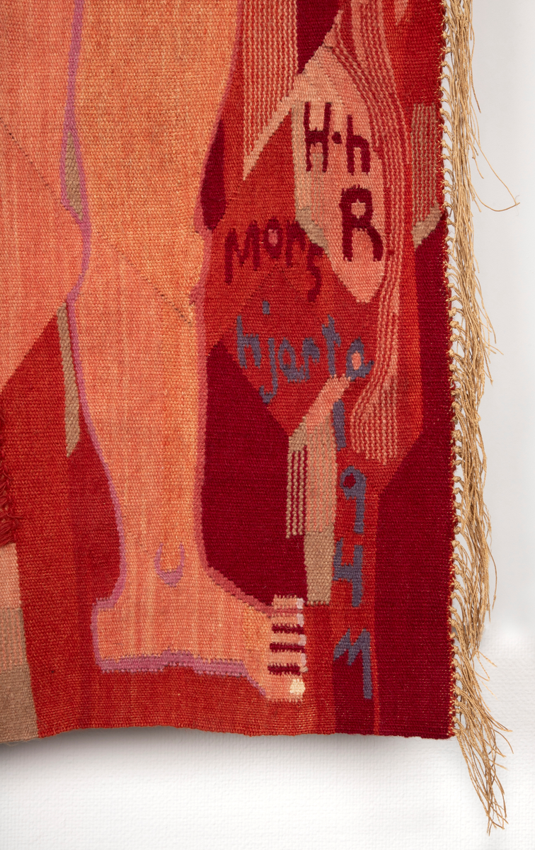 Figurativt og ornamentalt motiv vevd i hovedsakelig røde, rosa og brune fargetoner (ulltrådene farget med blant annet krapp og cochenille). Motivet er holdt i flaten med kun overlapping som uttrykk for romlighet. Det inneholder en rekke menneskefigurer (hel- og halvfigur) og hoder, hjerte- og blomsterformer. Komposisjonen har en vertikal tredeling. Et narrativ som omhandler kjærlighet, sorg og omsorg antydes, og kan leses fra venstre mot høyre: En kjolekledd, smilende kvinnefigur holder et stort rødt (liksom transparent) hjerte foran seg, og ved føttene hennes sees et lite barn som holder to hjerter i en tråd. Videre sees delte hjerter over en naken kvinne som holder seg til brystet der hjertet er erstattet av et åpent, rødt sår. Midtfeltet har en vertikal flettet kransform som danner tre mellomrom fylt med klynger av ansikter og hender; det nederste av disse inneholder i tillegg en katt. Høyre del av komposisjonen domineres av en naken kvinnefigur, flankert av en stor rød rose og to hjerter med barneansikt i midten. Hun har et tydelig bekymkret ansiktsuttrykk, og holder en liten, lys barnhånd i sin. Under denne, i motivets nedre høyre hjørne, sees kunstnerens signatur, verkets tittel, og årstallet det ble laget.