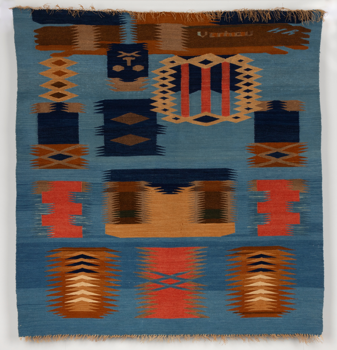 Ornamentalt, dekorativt, nonfigurativt motiv. Gule, oransje, brune og mørkeblå ornamenter på lyseblå bunn. Taggete formspill som optisk synes å "vibrere", kanskje som visuelt tordenskrall (jfr. tittelen). I et av de øvre feltene er verkets tittel og kunstnerens initialier vevd inn. En av de ornamentale formene i øvre del kan alternatitvt leses figurativt som et ansikt snudd på hodet.