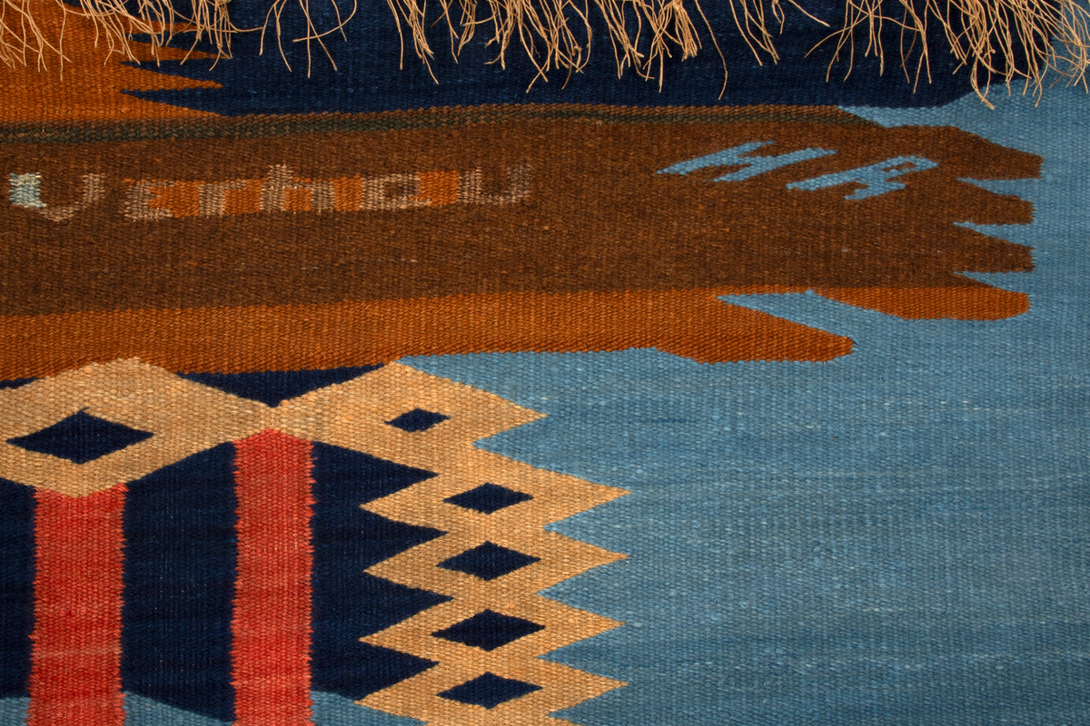 Ornamentalt, dekorativt, nonfigurativt motiv. Gule, oransje, brune og mørkeblå ornamenter på lyseblå bunn. Taggete formspill som optisk synes å "vibrere", kanskje som visuelt tordenskrall (jfr. tittelen). I et av de øvre feltene er verkets tittel og kunstnerens initialier vevd inn. En av de ornamentale formene i øvre del kan alternatitvt leses figurativt som et ansikt snudd på hodet.