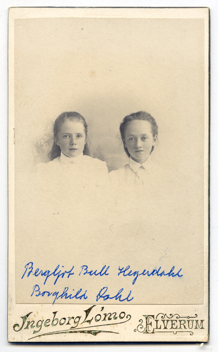 Bergljot Bull Heyerdahl og Borghild Dahl.
Bilde er fra fotoalbum GM.036888.