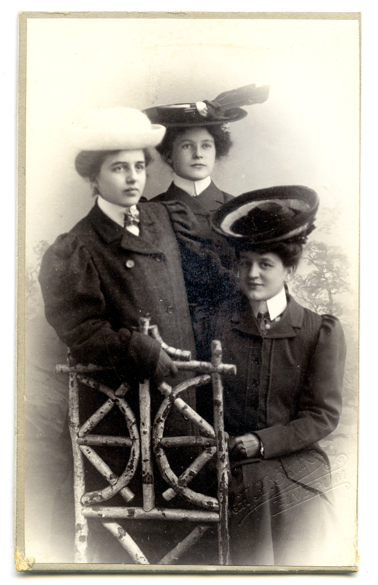 Thora Moss g.Parelius, Anna Hagen g.Pedersen og frk. Greif.
Tre kvinner med hatter.
Bilde er fra fotoalbum GM.036888.