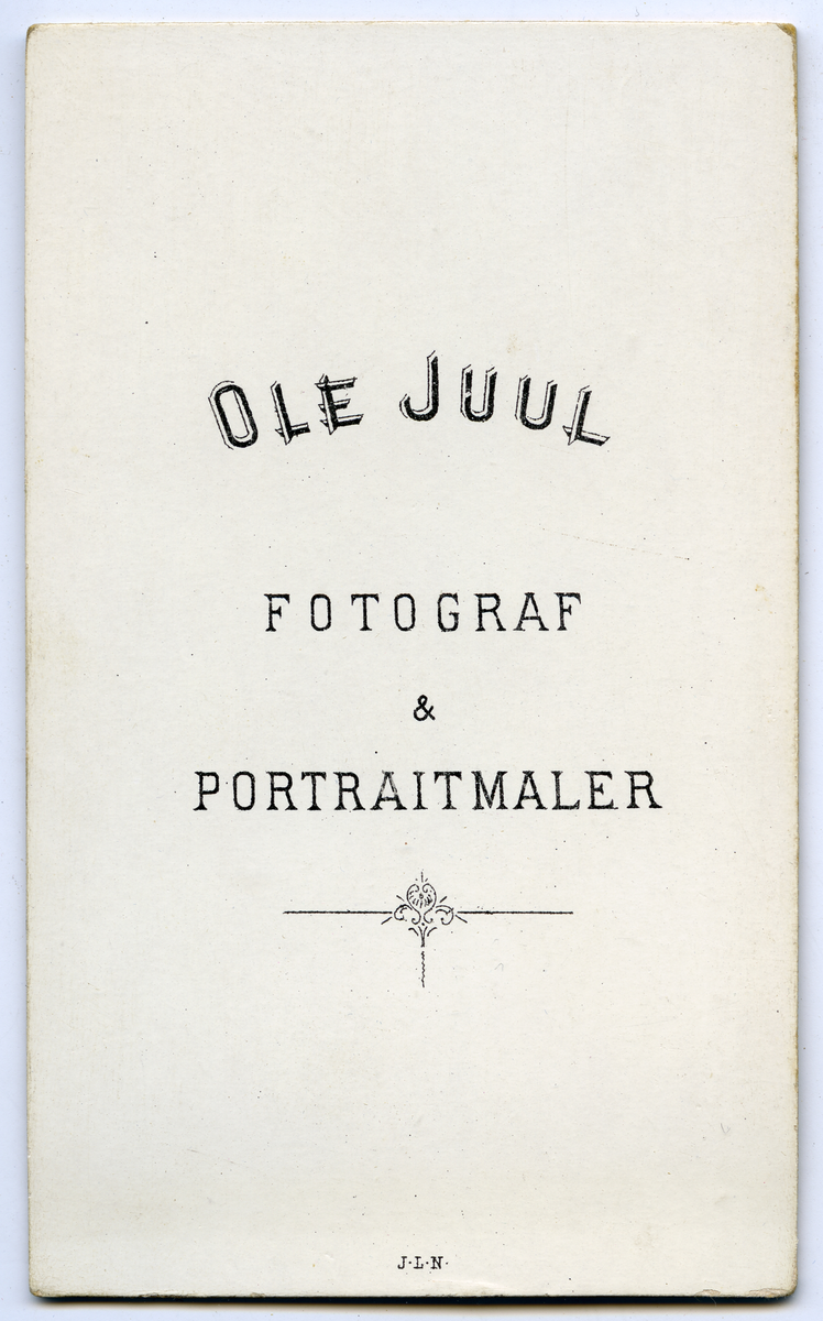 Marie Løken g.Toffdahl og Ragnhild Løken g.Holst.
Bilde er fra fotoalbum GM.036888.