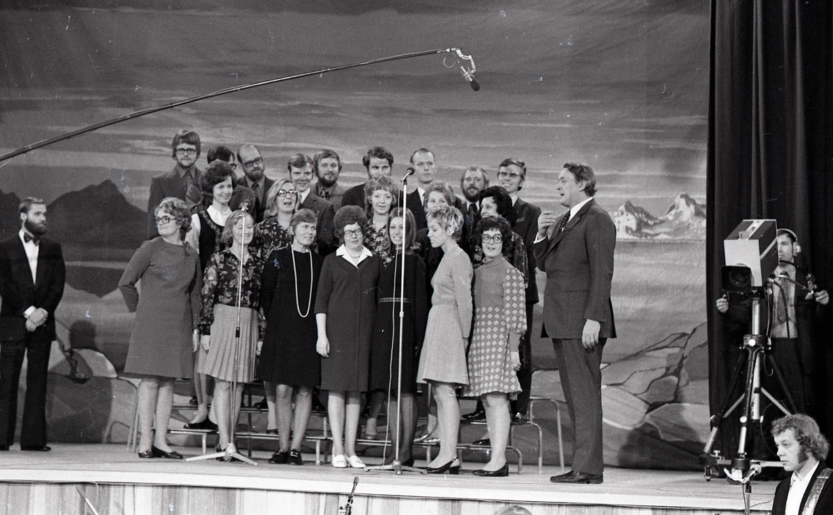 Fra innspilling av Erik Bye`s juleprogram fra Svalbard, vinteren 1973. 