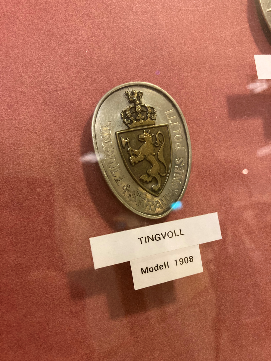 Fem polititegn montert i glass og ramme. 

Polititegn modell 1908 fra Tingvoll
Polititegn modell 1908 fra Kvernes
Polititegn modell 1908 fra Sunndal
Polititegn modell 1937 fra Kristiansund
Luemerke for polititroppene/svensketroppene modell 1944