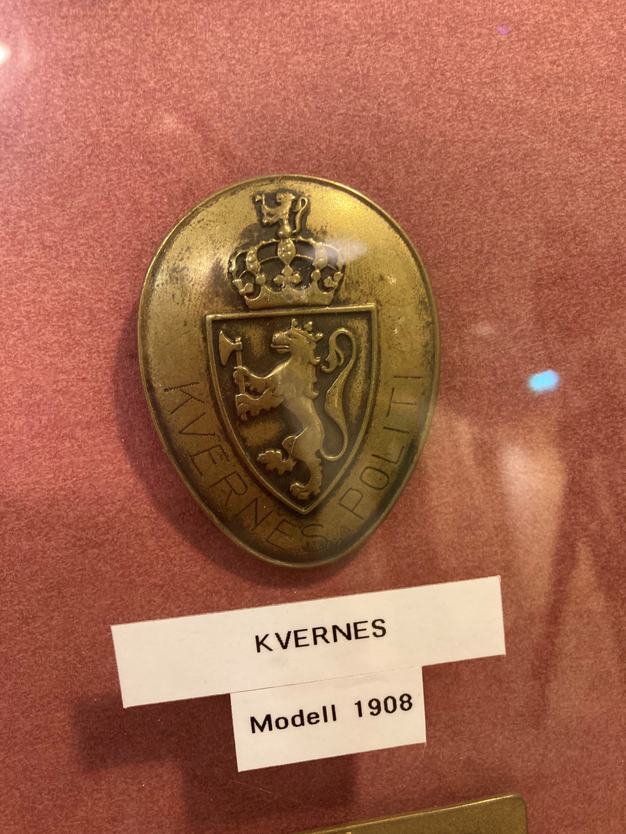Fem polititegn montert i glass og ramme. 

Polititegn modell 1908 fra Tingvoll
Polititegn modell 1908 fra Kvernes
Polititegn modell 1908 fra Sunndal
Polititegn modell 1937 fra Kristiansund
Luemerke for polititroppene/svensketroppene modell 1944