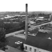 Skorstenen vid Sirius konservfabrik. Nykvarns industriområde. ...

385 bilder om Linköping på 1950-talet från tidningen Östgötens arkiv. Framtidstro och optimism är ord som sammanfattar Linköping på femtiotalet. Årtiondet innebar satsningar för att förbättra linköpingsbornas livsvillkor. Bostadsfrågan och trafiklösningarna dominerade den lokalpolitiska agendan.
Bilderna digitaliserades år 2013.