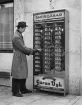 Den första smörgåsautomaten sattes upp på Storgatan 1 år 1950. Automaten sålde smörgåsar och fick betydande uppmärksamhet. Senare fanns även automater på flera ställen i Linköping. Den här smörgåsautomaten ägs av restaurang Göran Dyk på St Larsgatan.
...

385 bilder om Linköping på 1950-talet från tidningen Östgötens arkiv. Framtidstro och optimism är ord som sammanfattar Linköping på femtiotalet. Årtiondet innebar satsningar för att förbättra linköpingsbornas livsvillkor. Bostadsfrågan och trafiklösningarna dominerade den lokalpolitiska agendan.
Bilderna digitaliserades år 2013.