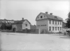 Vid mitten av 1870-talet avvecklade Claes Germund Westling sin handelsverksamhet för att öppna hotellrörelse i sin fastighet i hörnet av Sankt Larsgatan-Ågatan i Linköping. År 1894 såldes verksamheten till fröken Hilma Olsson som drev hotellet vidare under det gamla namnet. Efter ytterligare ägobyten inköptes tomten av Linköpings sparbank som på platsen lät uppföra det vackra bankpalats som bär arkitekten Torben Gruts hand. Det nya bankhuset togs i bruk 1911. Bild från omkring förra sekelskiftet.