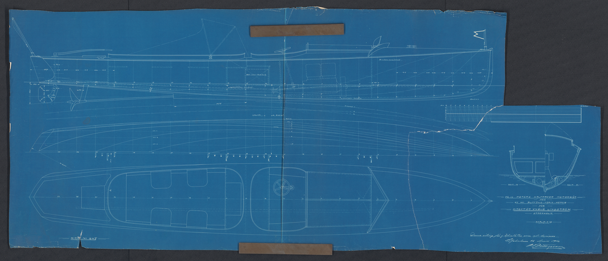 Ritningar till halvracer motorbåt ritad av C G Pettersson för direktör Yngve Lindström, Stockholm, 1912.
Linjeritning, plan, profil och sektion
