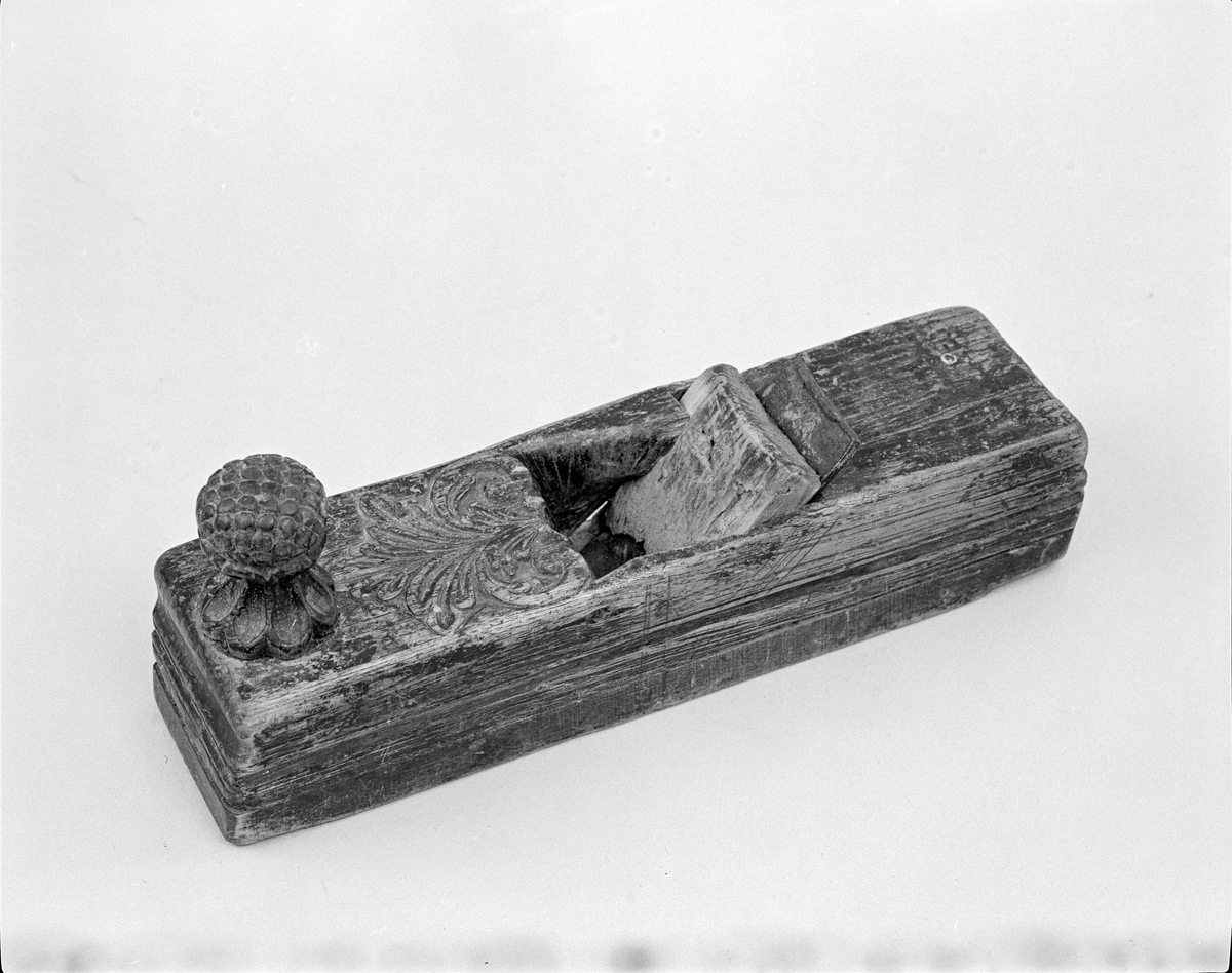 Bladornament og utskåret knott.