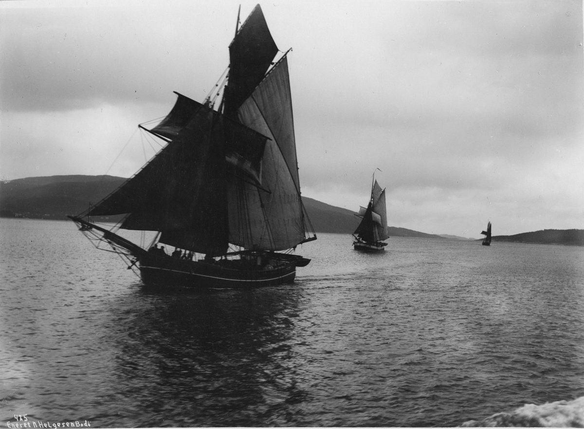 Tre Hardangerjakter med full seilføring.