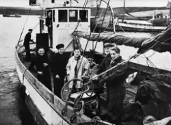 Mannskap om bord på skøyta ARTHUR. Nr. fire fra høyre er "Sh