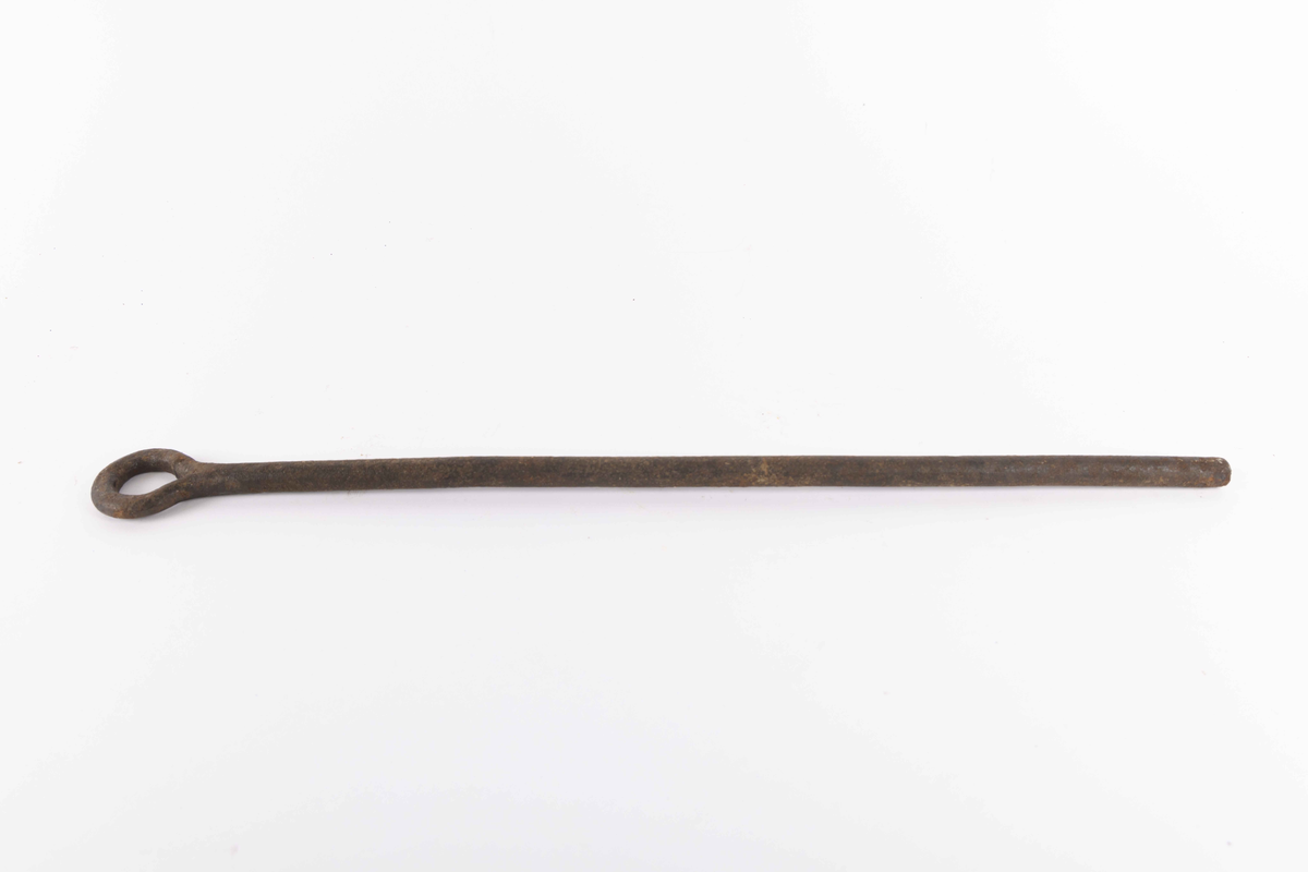 Lang, rund jernstang med et øye i enden.