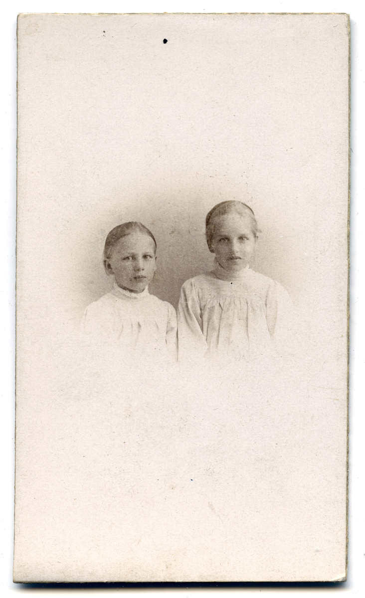 Helga Moss og Thora Moss.
Bilde er fra fotoalbum GM.036888.