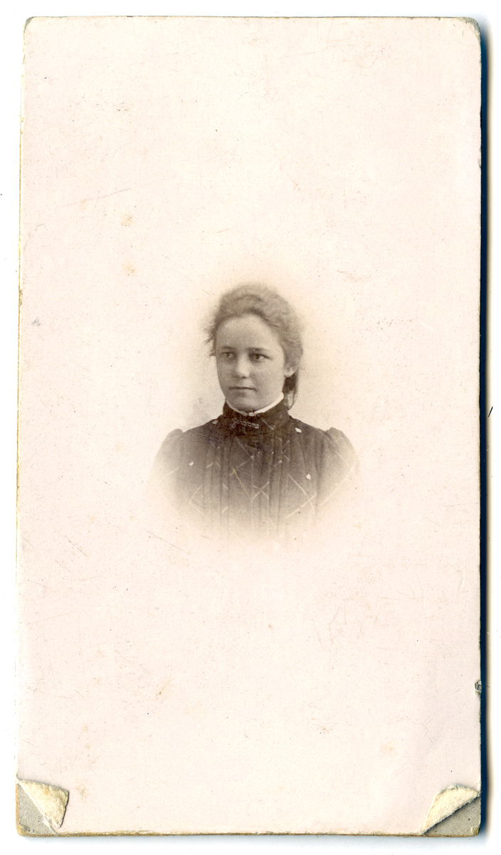 Agnes Pettersen g. Grøtting.
Bilde er fra fotoalbum GM.036888.
