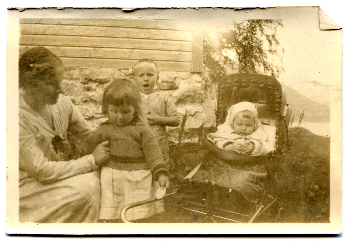 Ragnhild Borchgrevink Gutaas med barn.
Bilde er fra fotoalbum GM.036888.