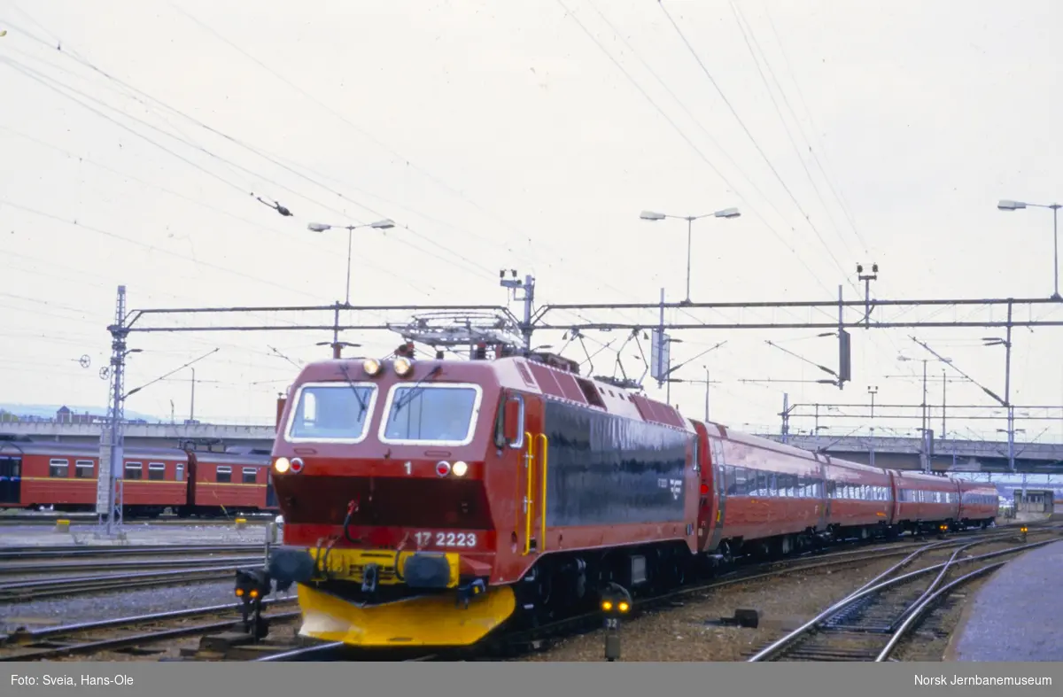 Elektrisk lokomotiv El 17 2223 med ekspresstog retning Kristiansand på Drammen stasjon