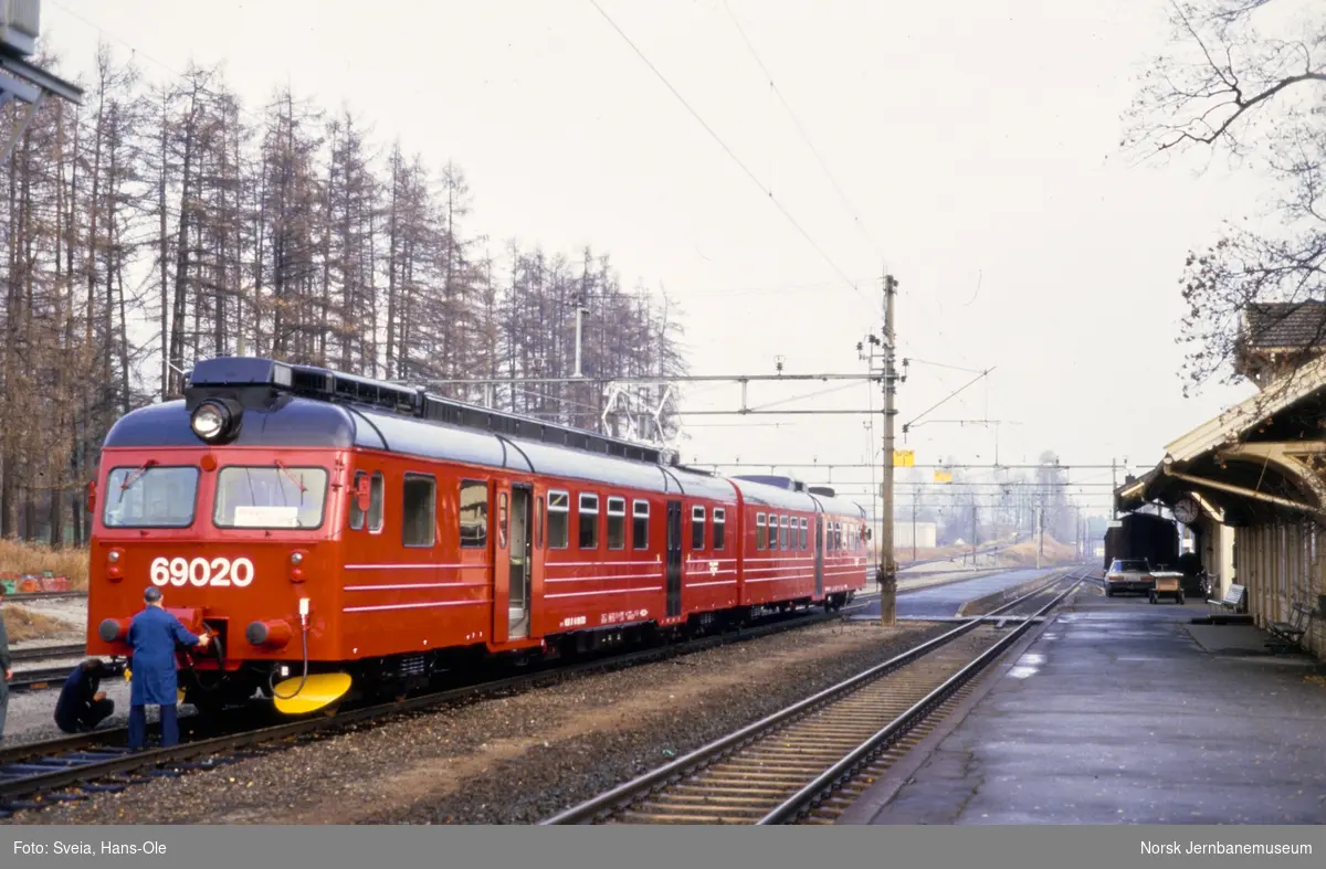 Prøvekjøring av ombygget elektrisk motorvognsett type 69 med motorvogn BFM 69 020 fremst, på Vikersund stasjon