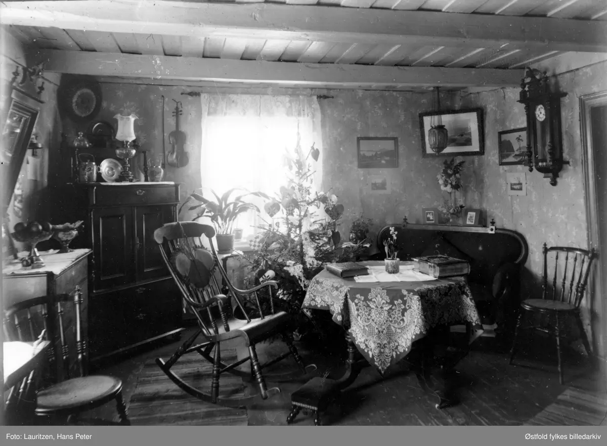 Familien Lauritzens stue i huset på Hollenderbjerget, første del av 1900- tallet.