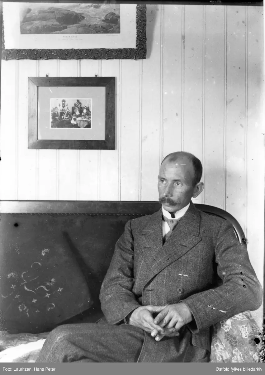 Selvportrett av skredder og fotograf Hans Peter Lauritzen.
