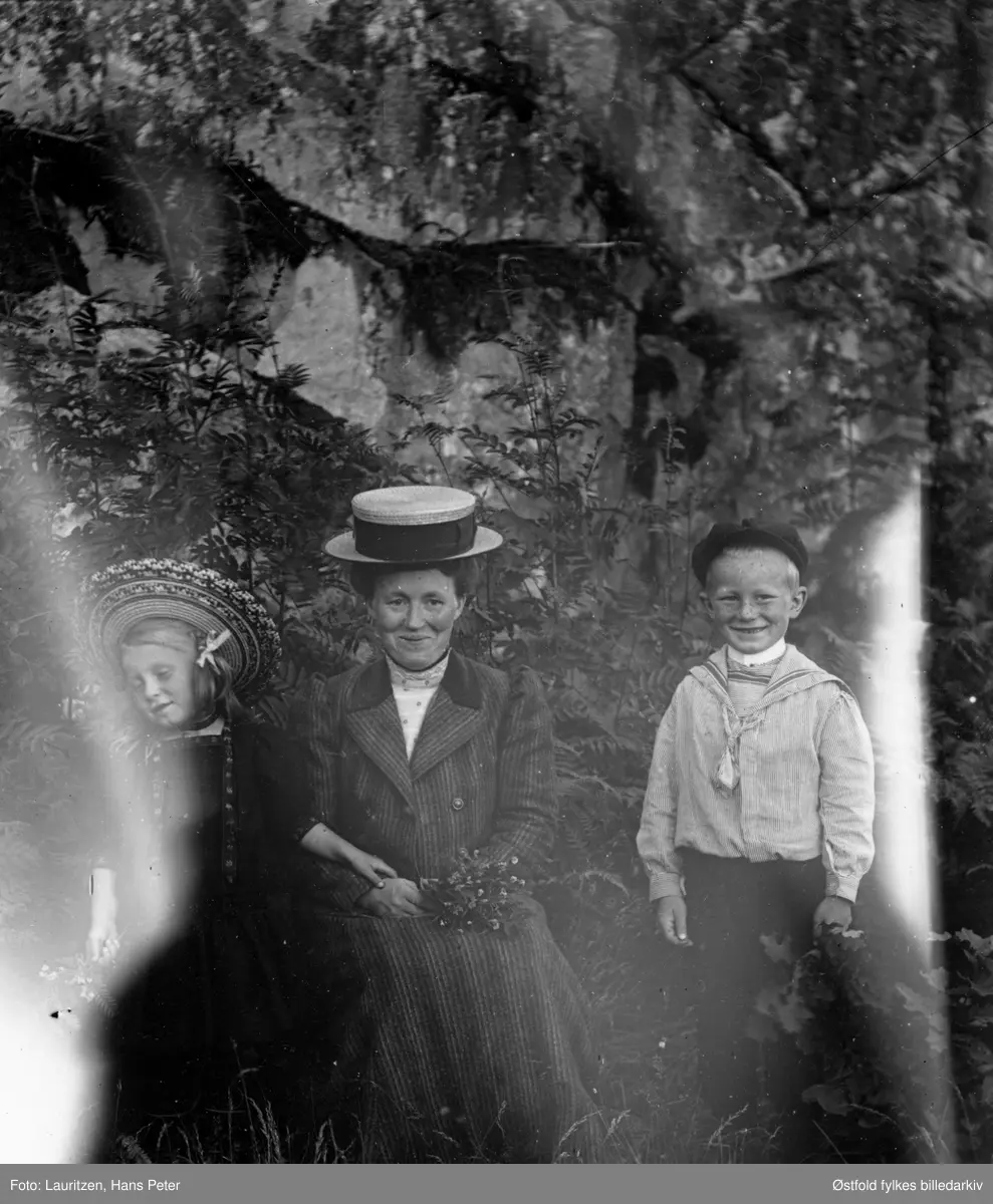 Fotografens datter, Ingertha Lauritzen, og sønn, Robert William Lauritzen, med fotografens konr, Marie f. Larsen, barnas bestemor.